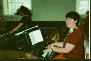 Luned, yr organyddes dalentog!